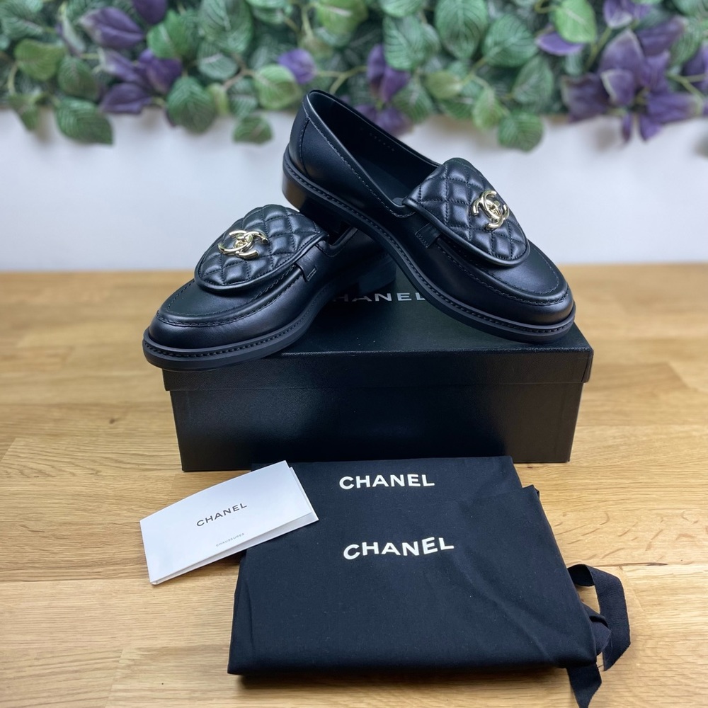 SOLD 🎊🍻Chanel NIB Black Quilted Flap Turnlock CC Logo  Slip On Flat Loafer 38
